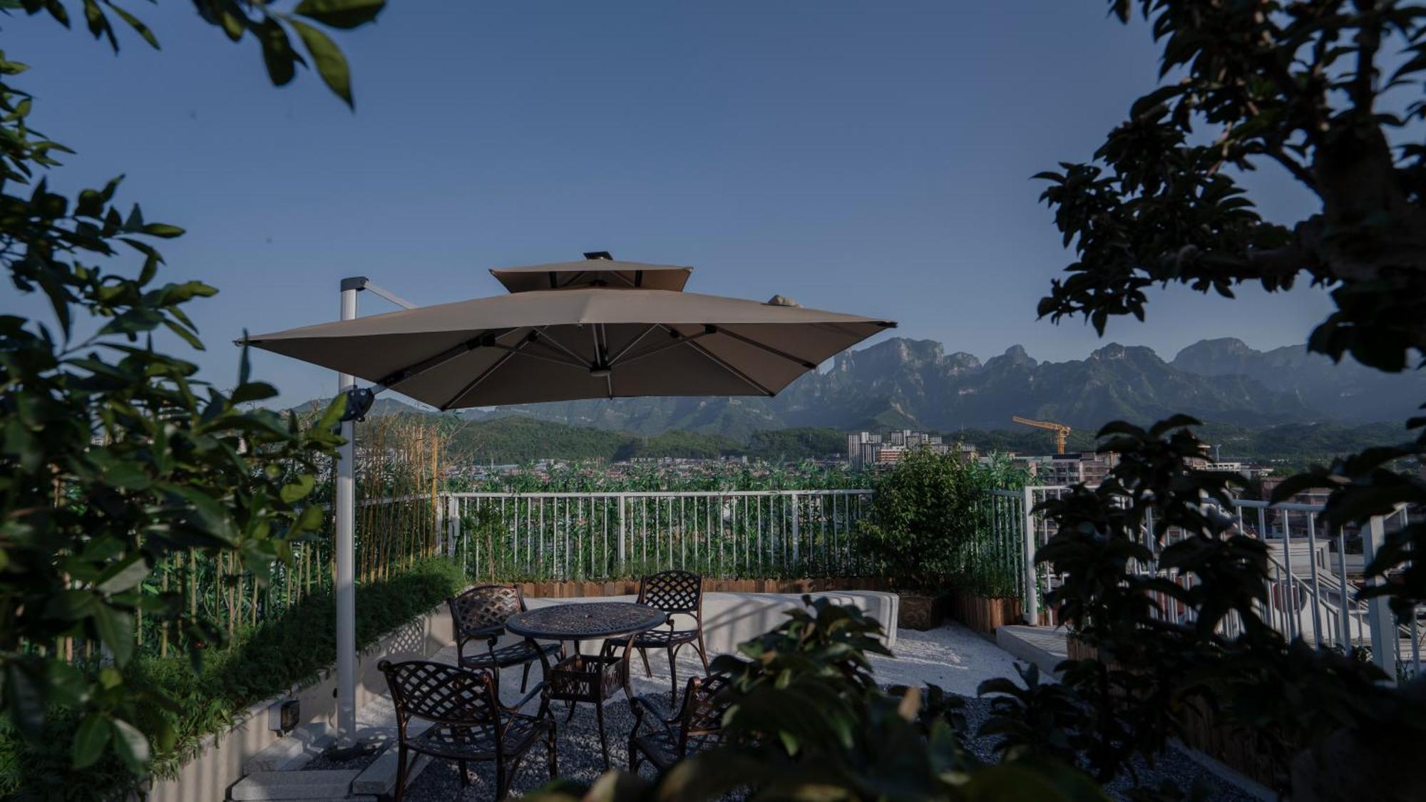 Patio Spring Holiday Inn -- Free Round Trip Pick-Up Service --Panoramic View Of Tianmen Mount Чжанцзяцзе Экстерьер фото