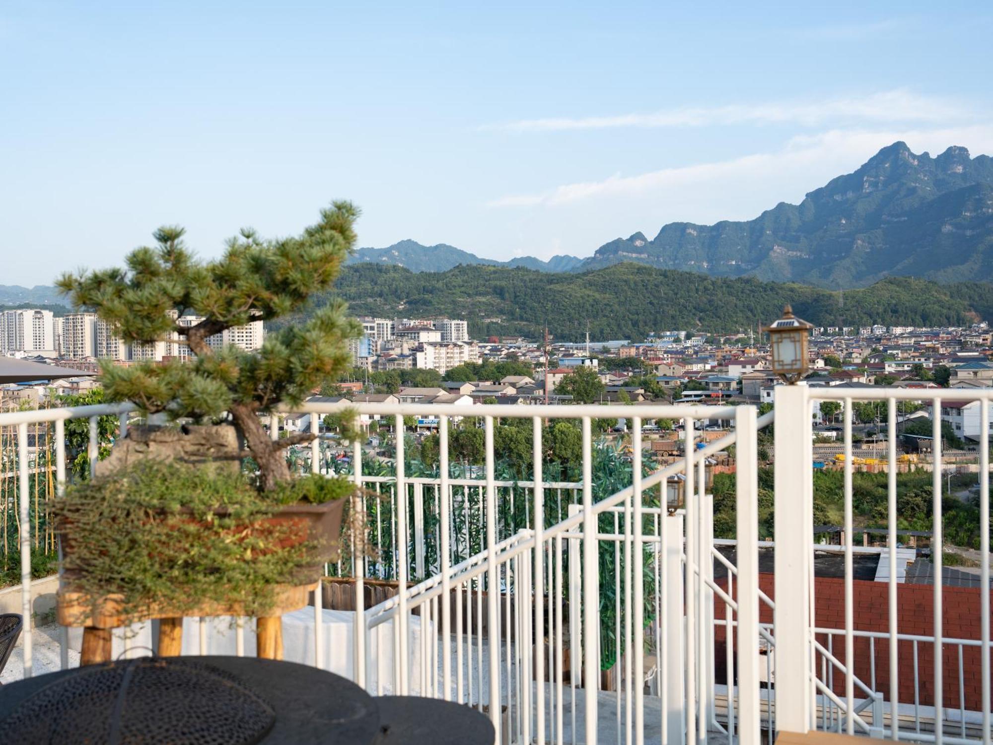 Patio Spring Holiday Inn -- Free Round Trip Pick-Up Service --Panoramic View Of Tianmen Mount Чжанцзяцзе Экстерьер фото