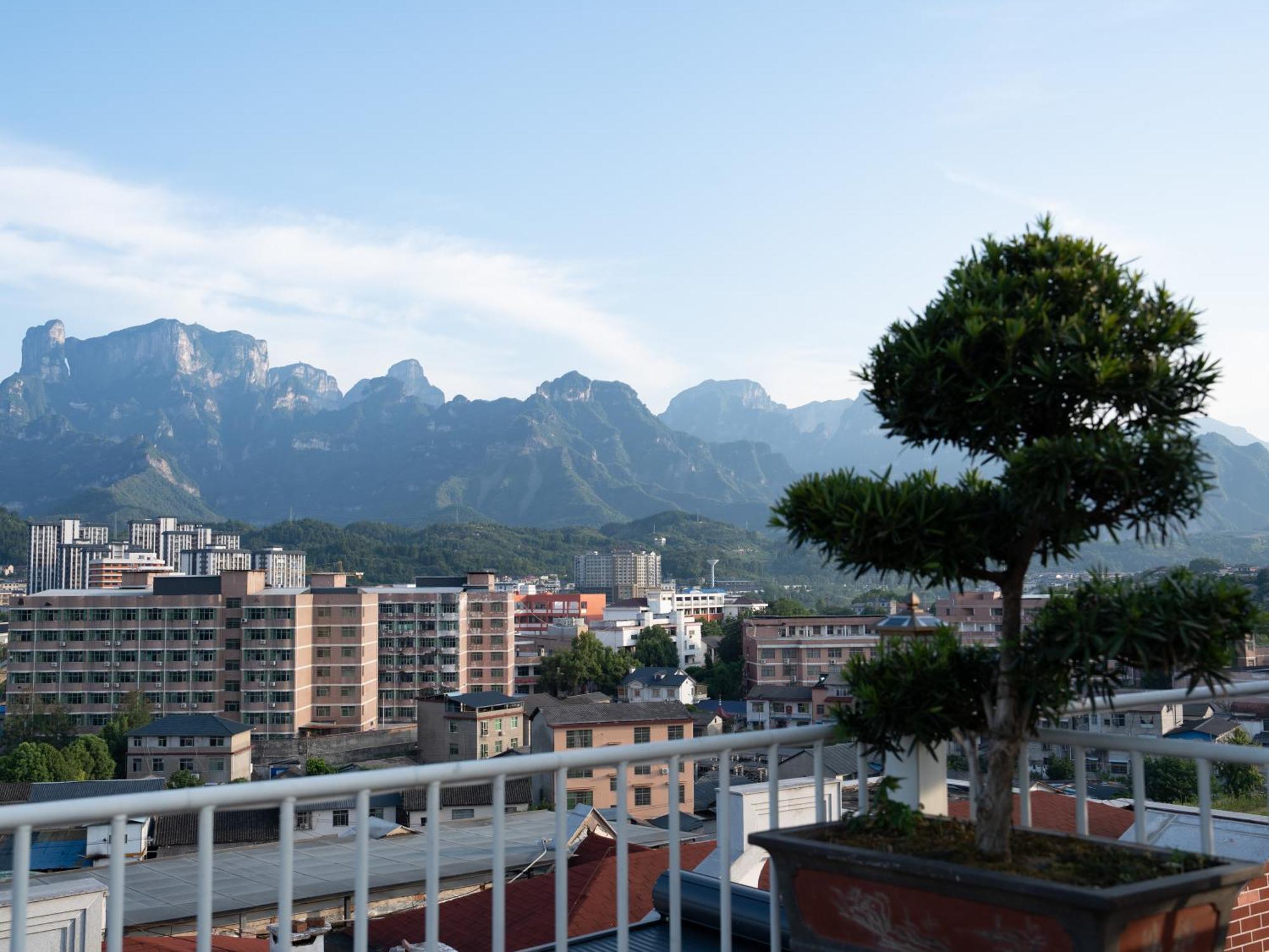 Patio Spring Holiday Inn -- Free Round Trip Pick-Up Service --Panoramic View Of Tianmen Mount Чжанцзяцзе Экстерьер фото
