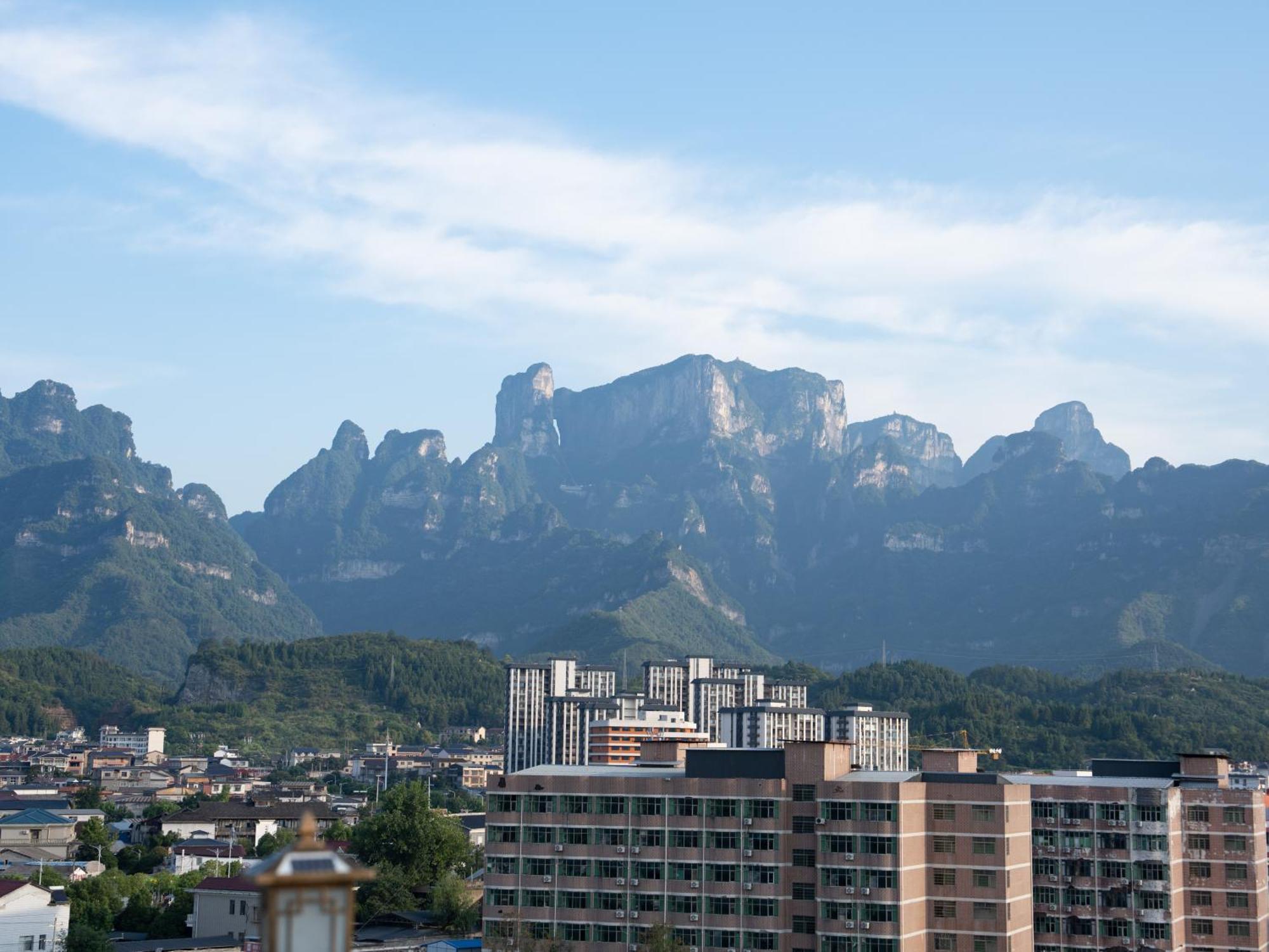 Patio Spring Holiday Inn -- Free Round Trip Pick-Up Service --Panoramic View Of Tianmen Mount Чжанцзяцзе Экстерьер фото